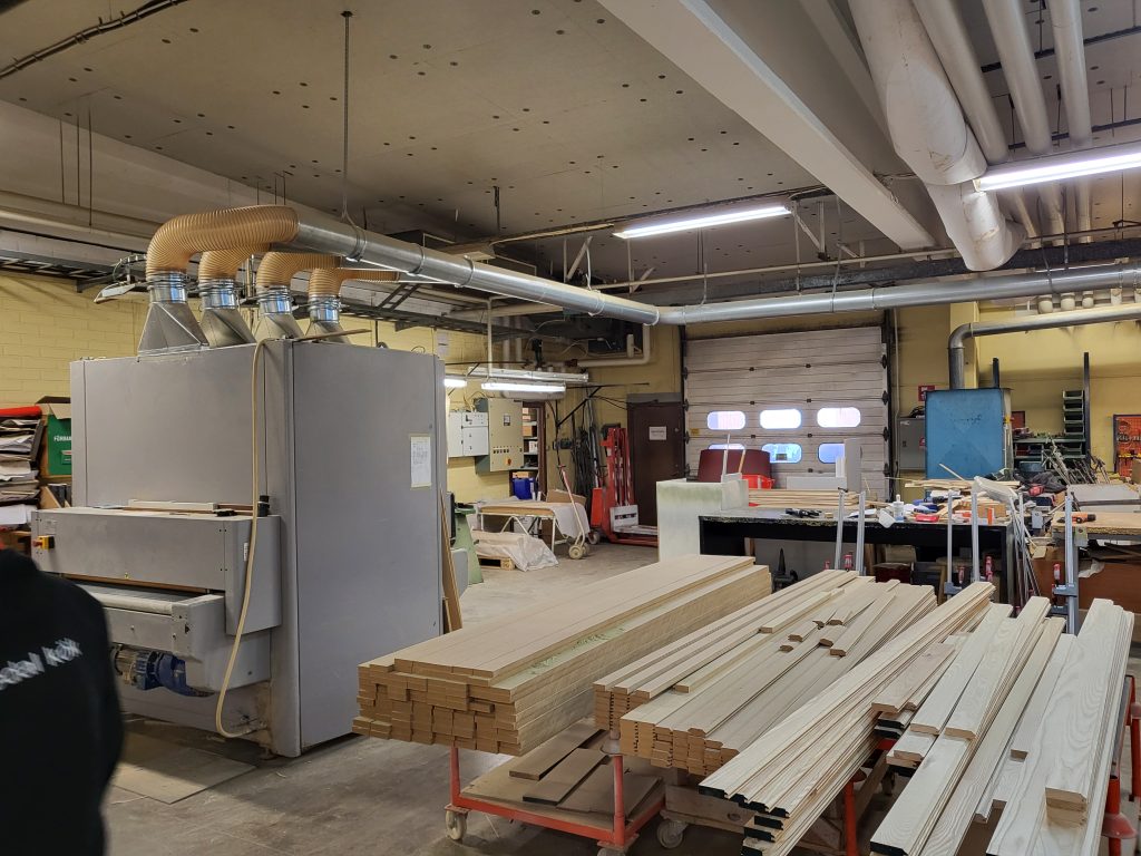 Montage och service av spånsug i snickeriverkstad